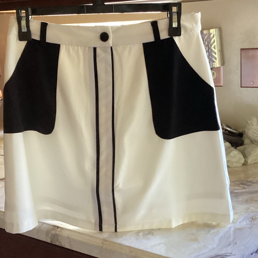 Women’s size medium white with black pockets by Checker’s athletic skirt